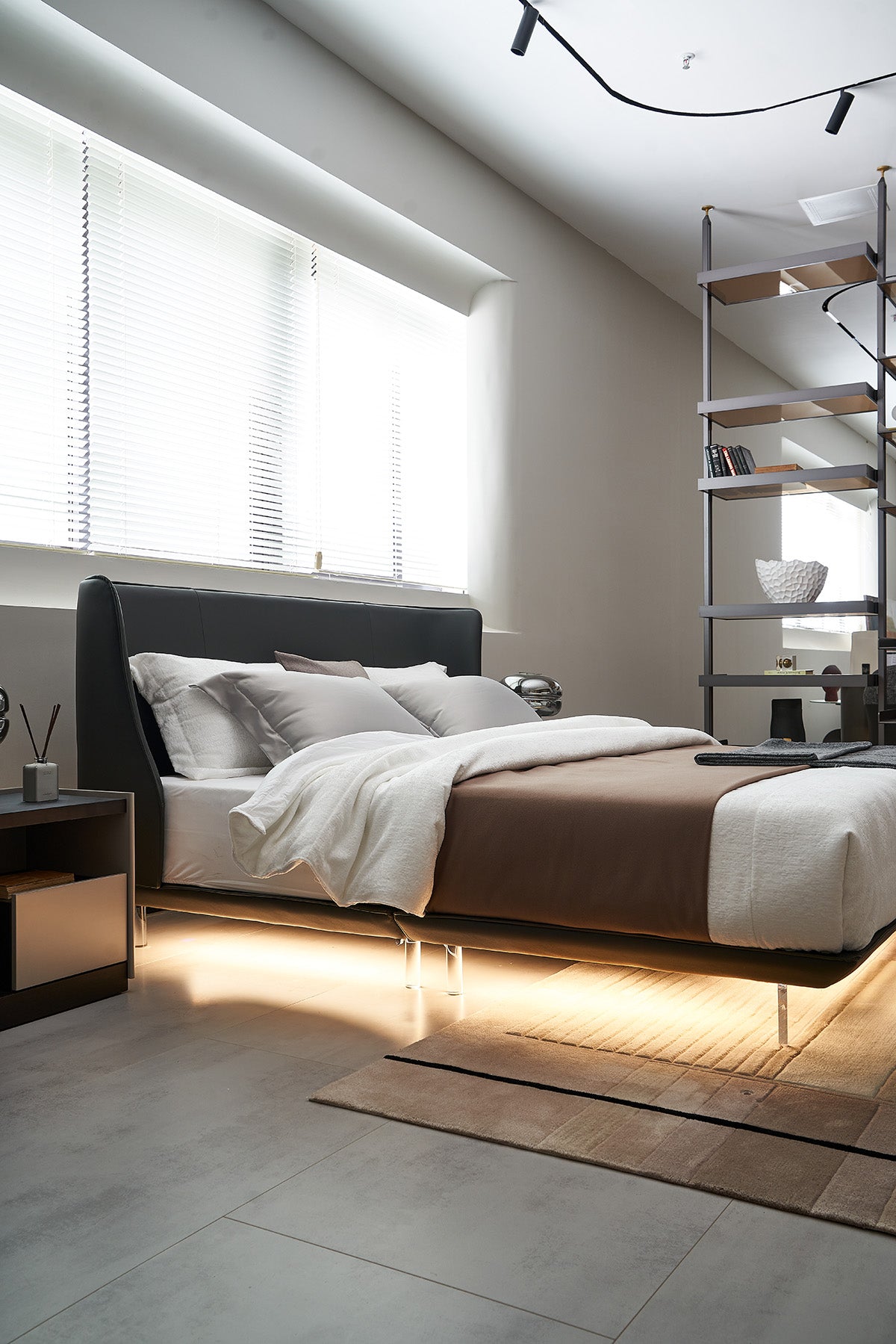 GC1733 Comfortable Luxury Queen Bed