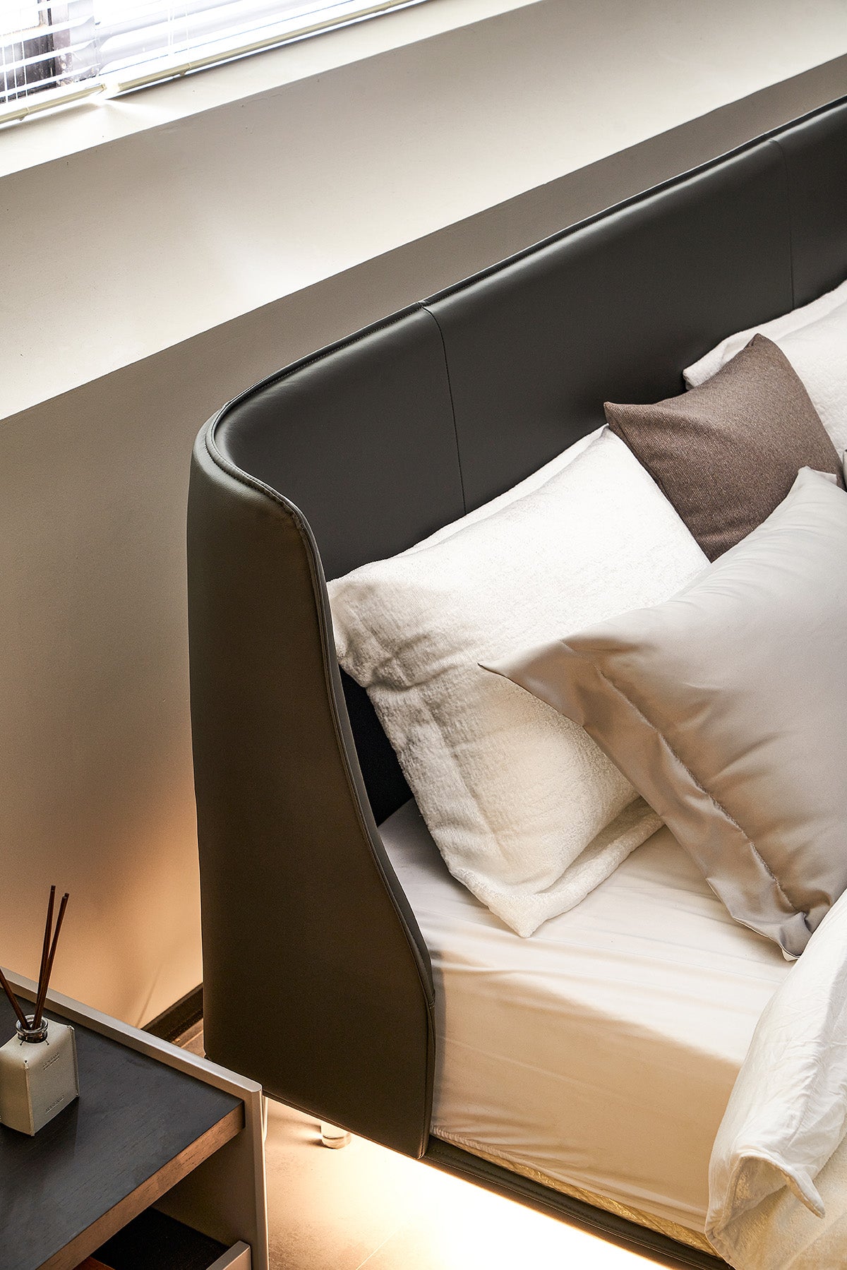 GC1733 Comfortable Luxury Queen Bed