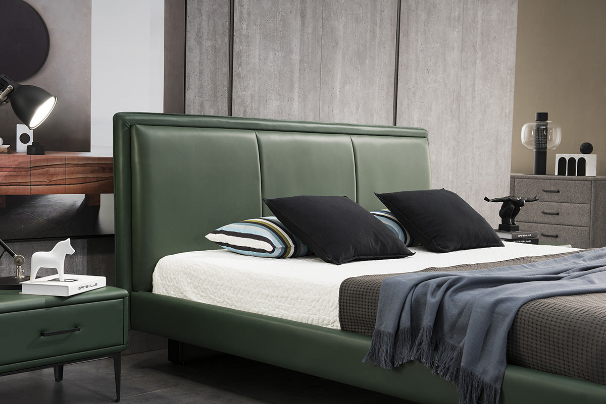 GC2005 Classic Leather Upholstered Bed