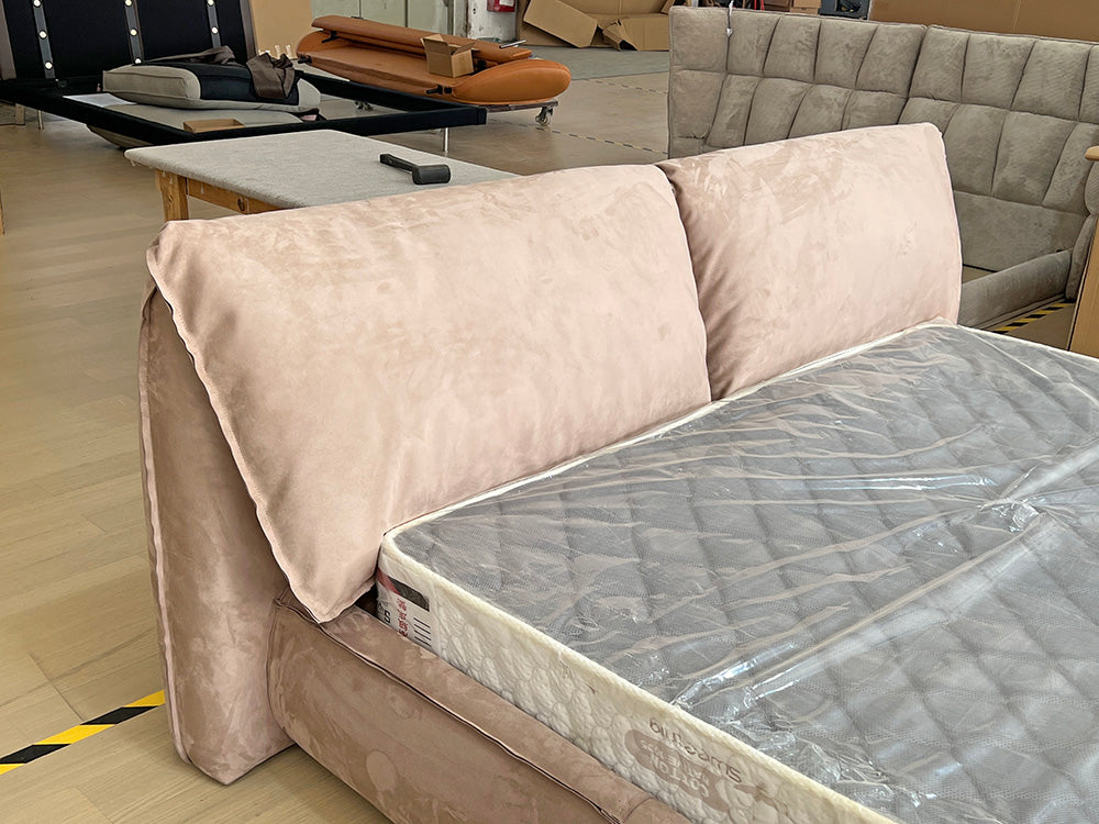 سرير GC2248 بتصميم عصري أنيق مبطن بنعومة