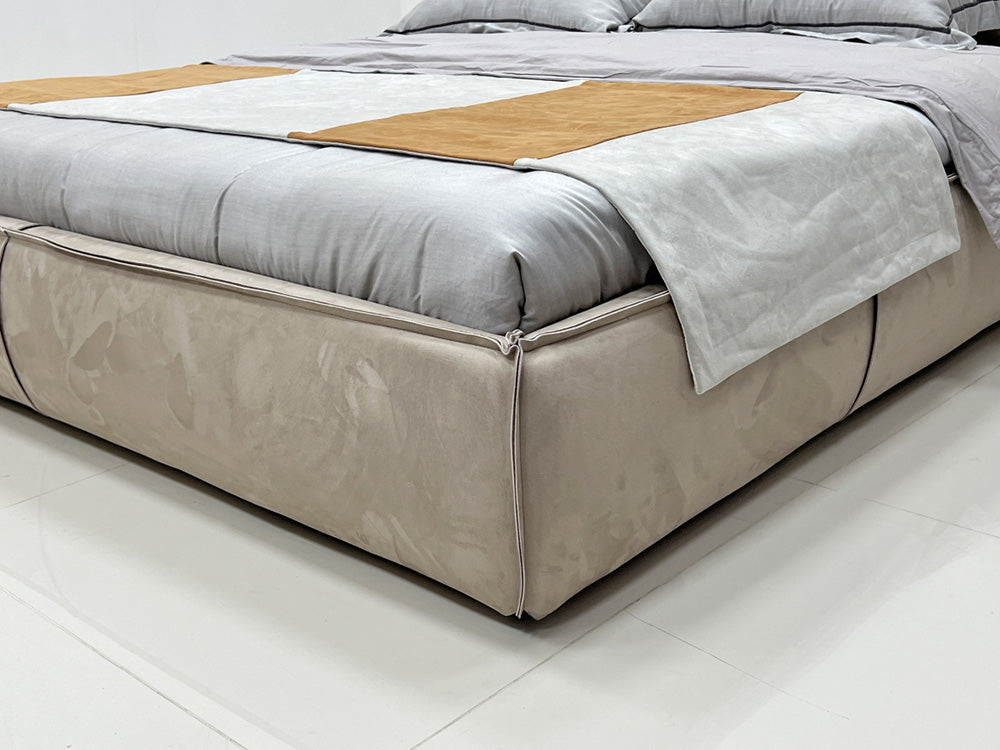 سرير GC2248 بتصميم عصري أنيق مبطن بنعومة