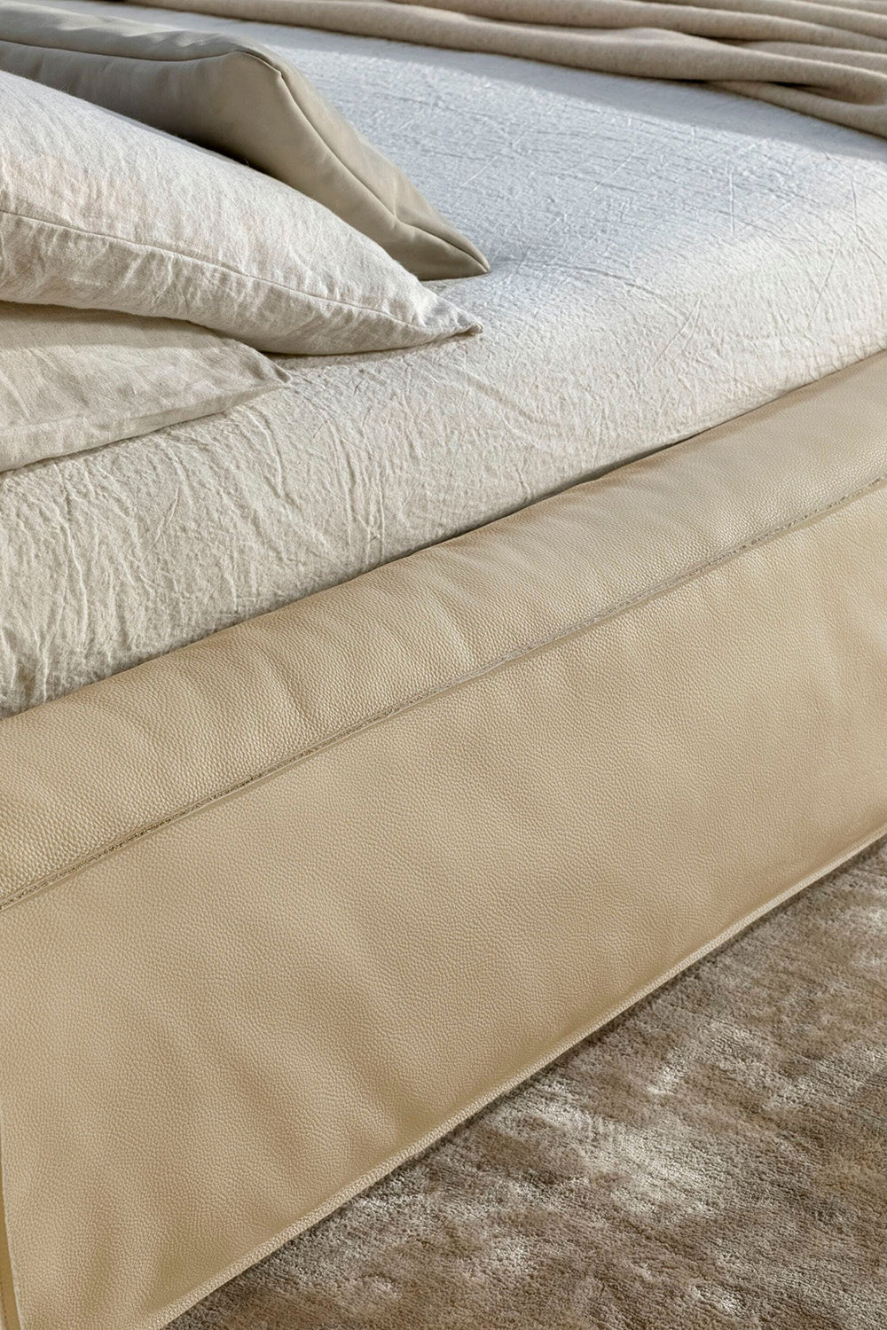 سرير إيطالي ناعم منجد GC2337