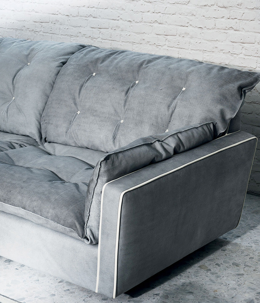 Gainsville GS9082 Modern Tufted Soft Sofa